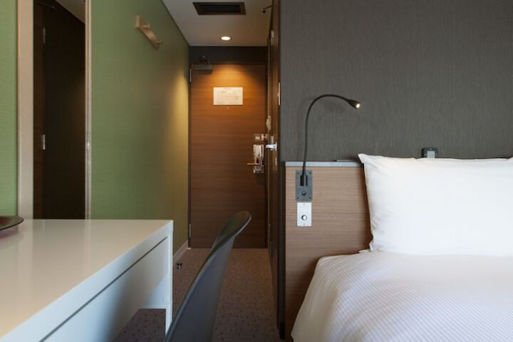 Room 6 of 28