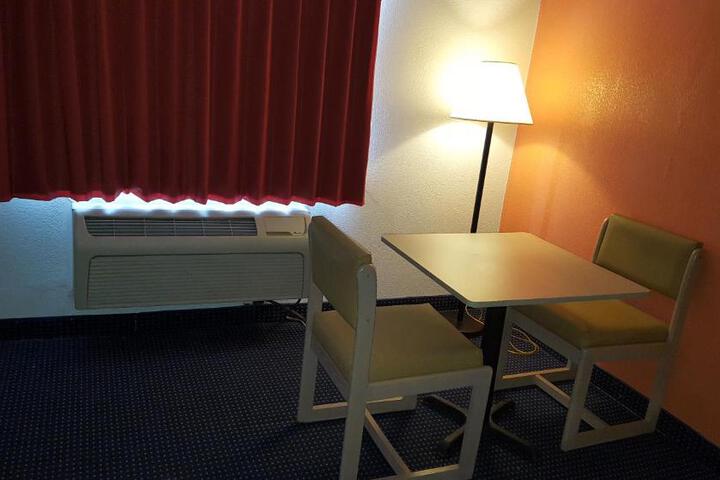 1 King Bed (4 of 8)