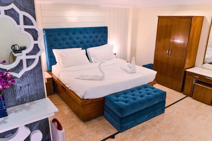 Room 12 of 50
