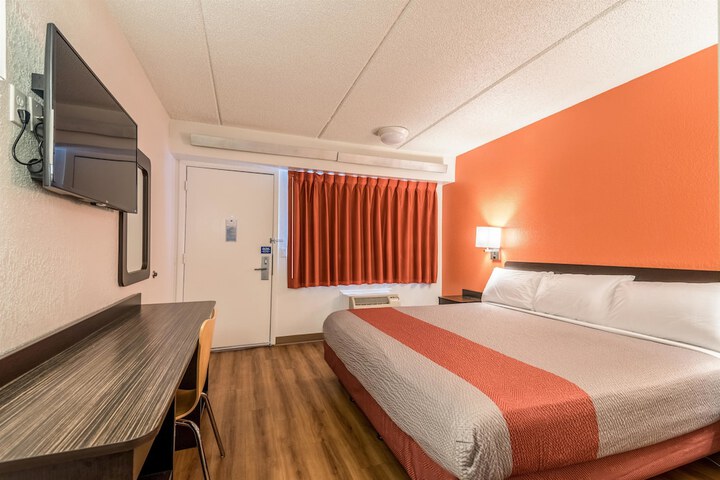 1 King Bed (7 of 10)