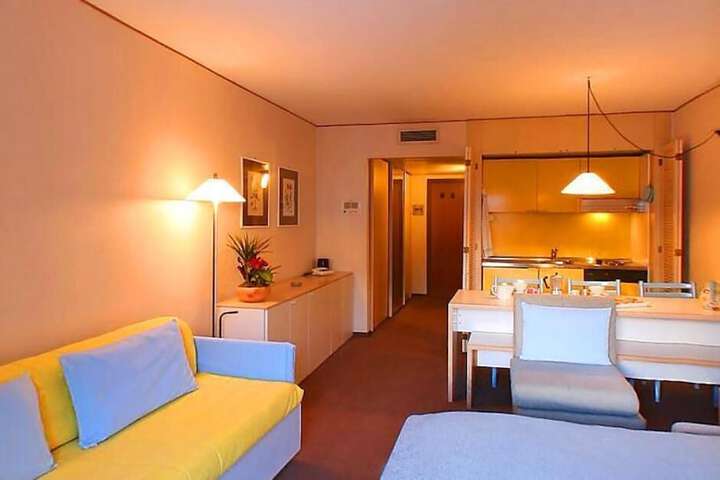 Room 10 of 33