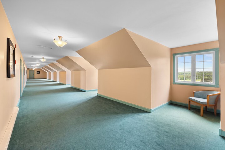Ballroom/Hall 48 of 78