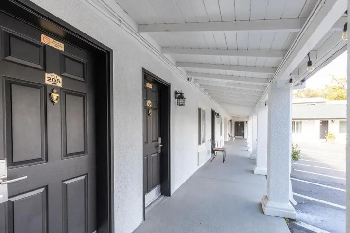 Exterior of VINEYARD VALLEY INN