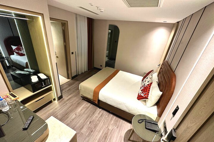 Room 4 of 96