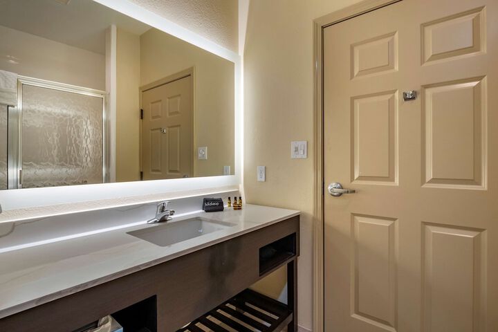 1 King Bed High Speed Internet Accessible Microwave and Refrigerator Pillowtop Bed 27 Inch Flat Screen Television Oversized Desk Full Breakfast (5 of 23)