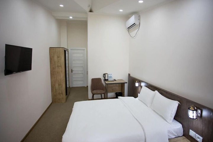 Room 4 of 12