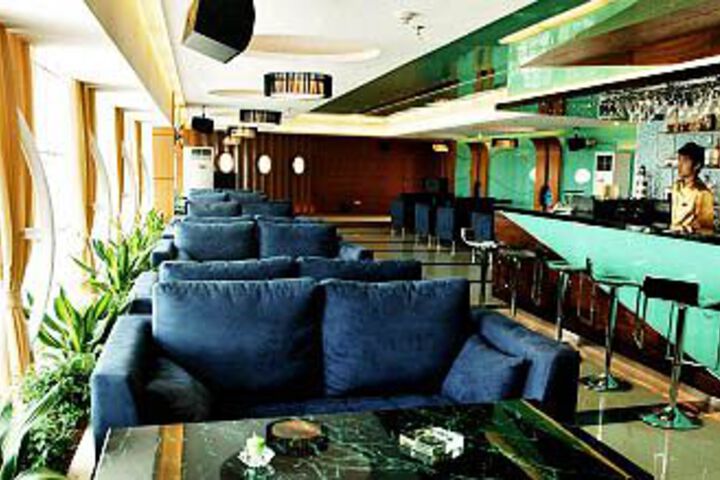 Lounge 17 of 26