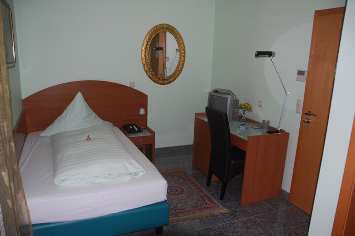 Room 8 of 37
