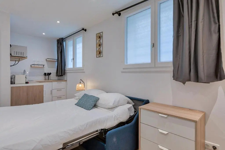 Room 4 of 8