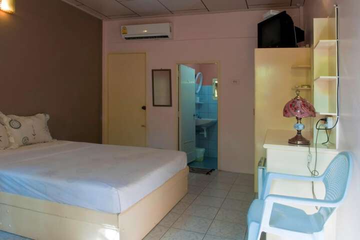 Room 13 of 32