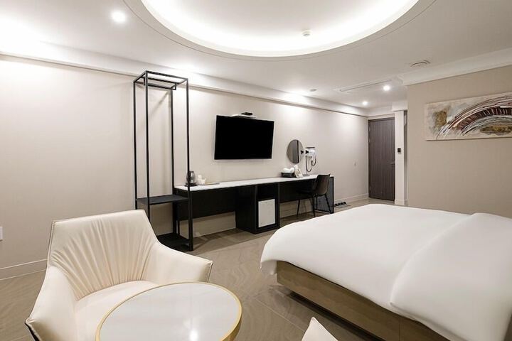 Room 10 of 90