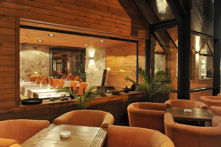 Lounge 41 of 53