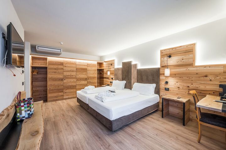 Room 32 of 192