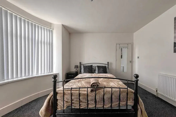 Room 4 of 16