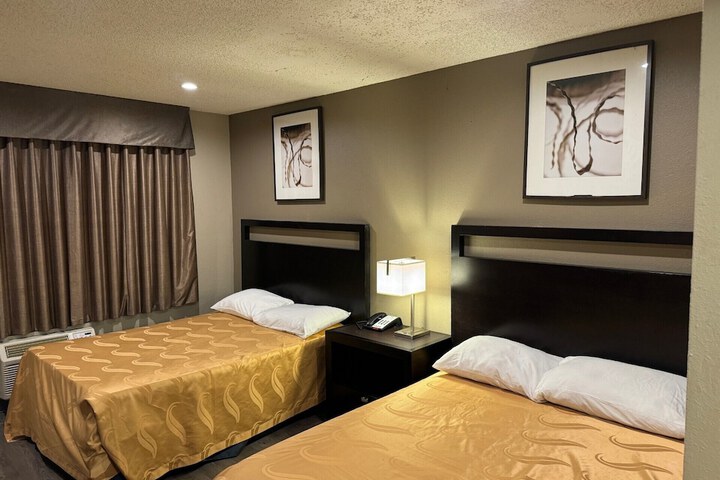 Room 9 of 33