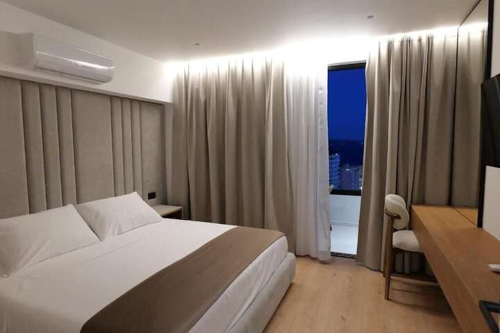 Room 4 of 87