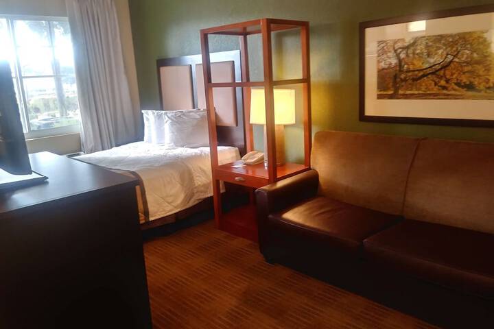 Studio Queen Bed (6 of 7)