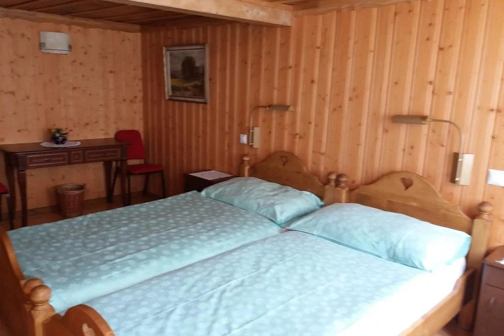 Room 4 of 11