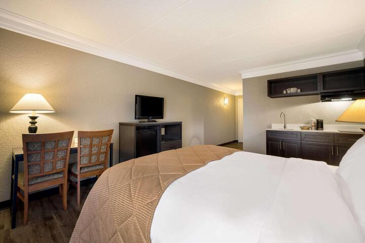 1 Queen Bed (7 of 9)