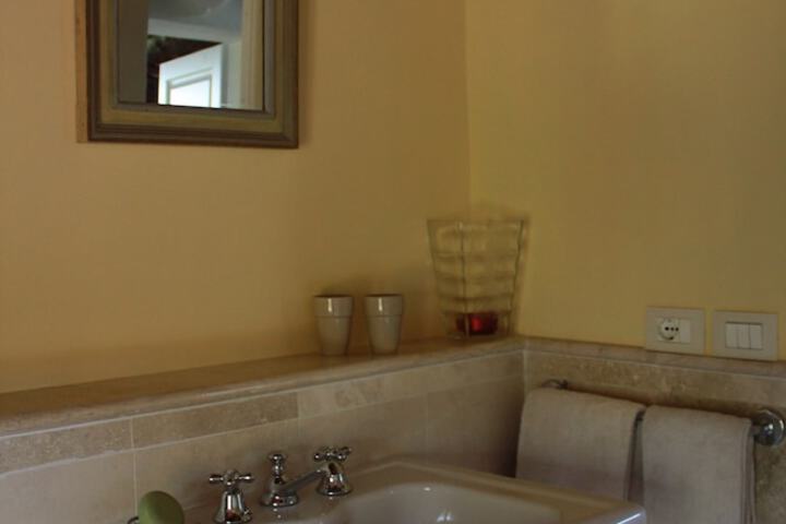 Room 16 of 36