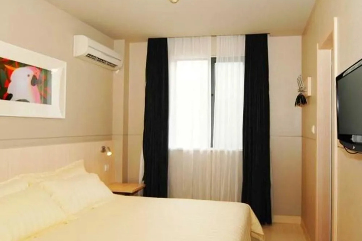 Room 5 of 25