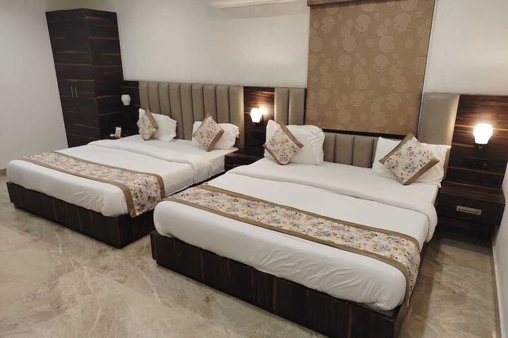 Room 10 of 28