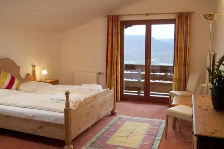 Room 2 of 10