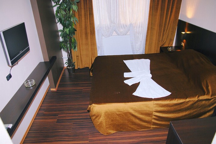 Room 3 of 36