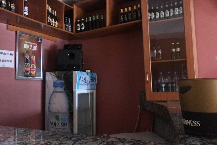 Lounge 17 of 27