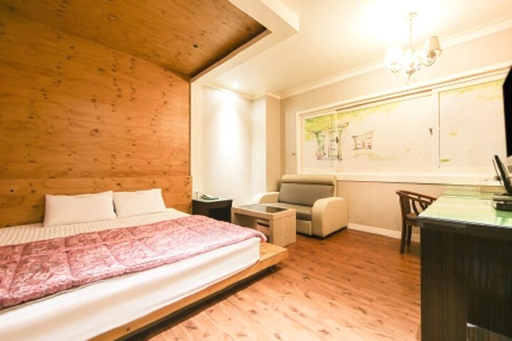 Room 8 of 12