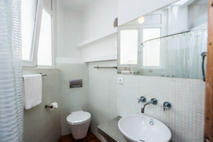 Room 2 of 60