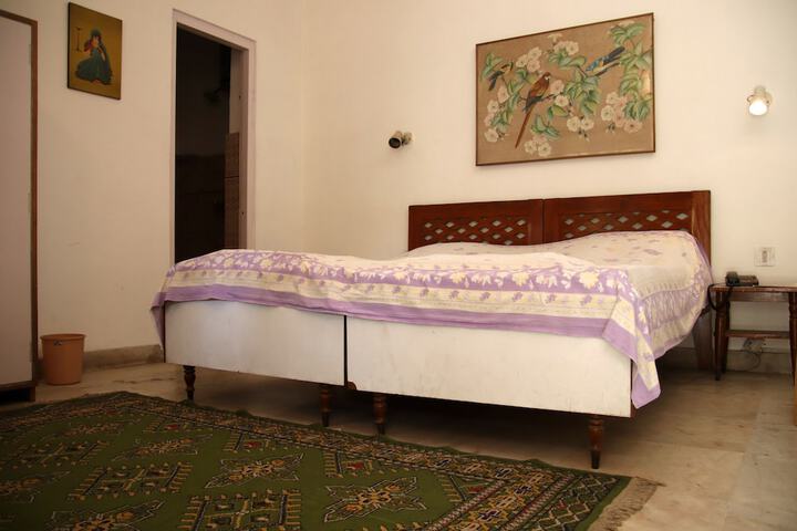 Room 12 of 37