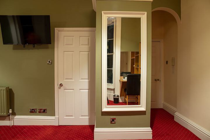 Room 13 of 73