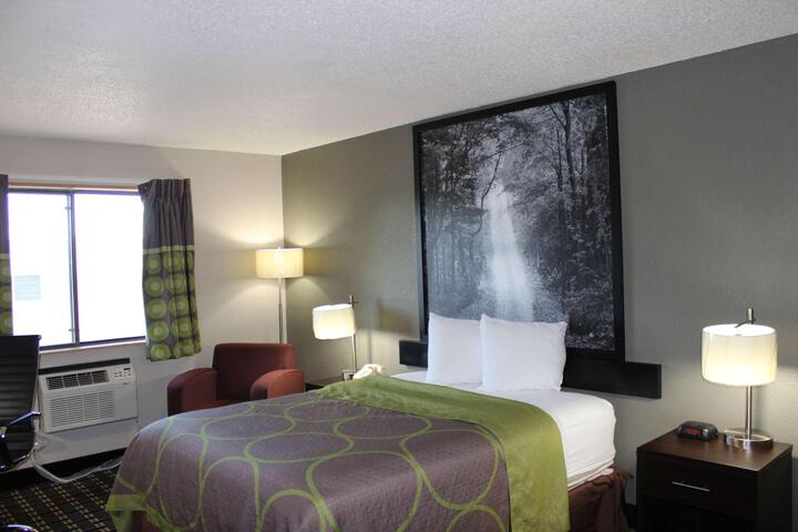 1 Queen Bed (5 of 8)