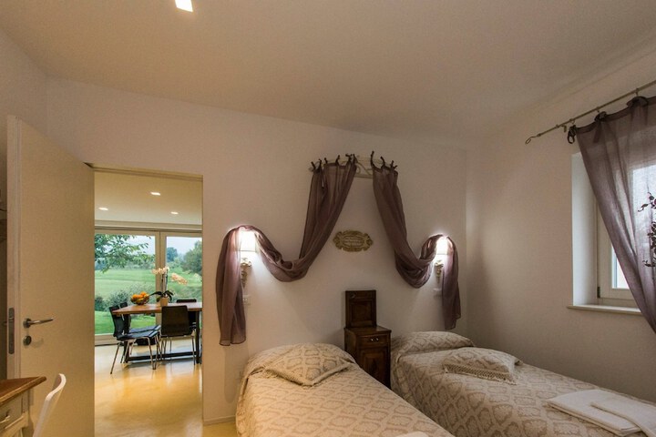 Room 4 of 28