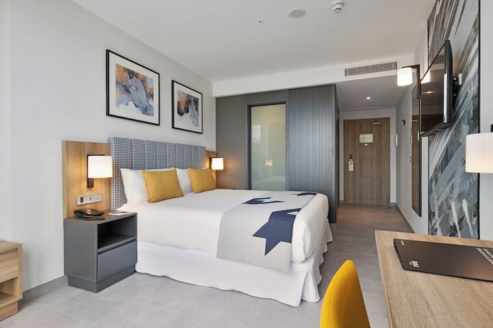 Room 21 of 106
