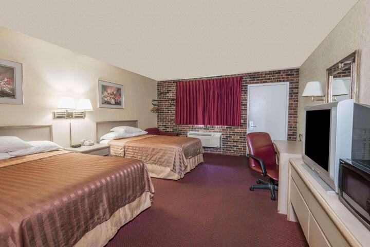 2 Double Beds (12 of 14)