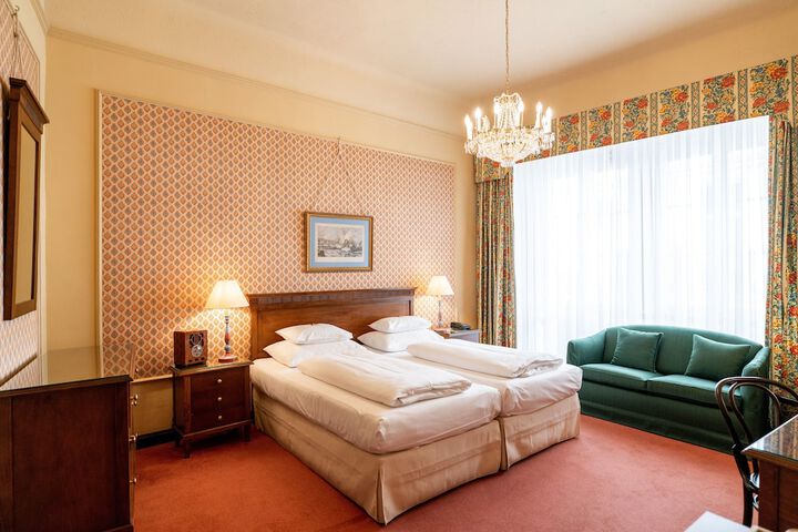 Room 33 of 74