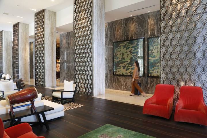 Lobby lounge