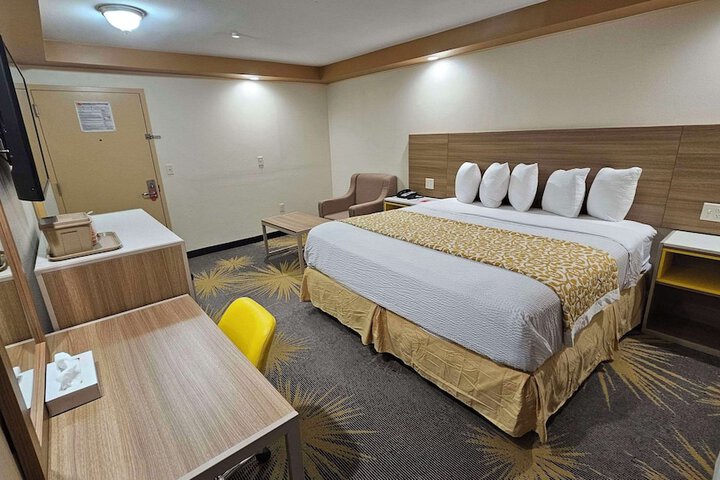 1 King Bed (1 of 14)
