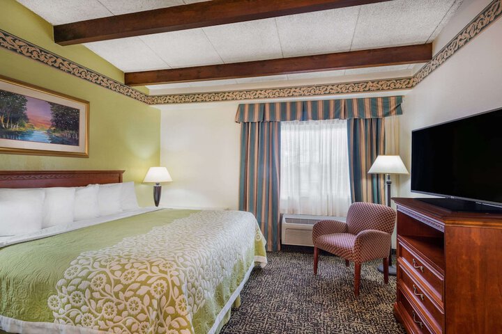 1 King Bed (7 of 8)