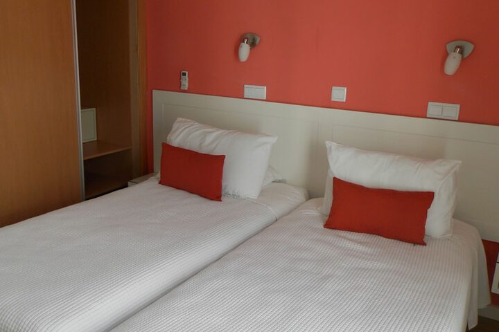 Room 9 of 40