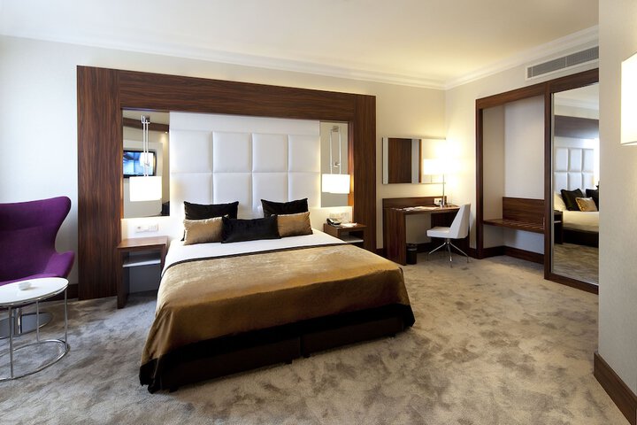 Room 18 of 90