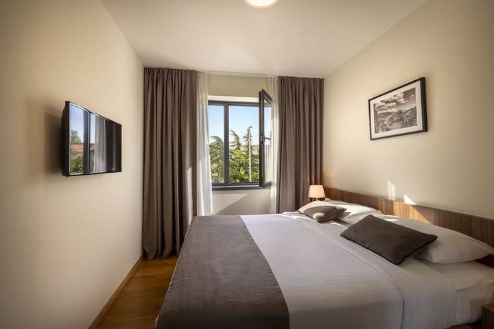 Room 6 of 37