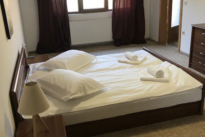 Room 5 of 12