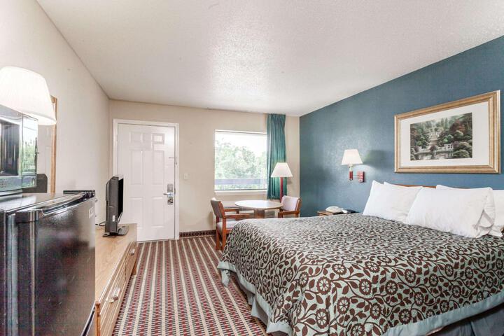 1 Queen Bed (1 of 3)