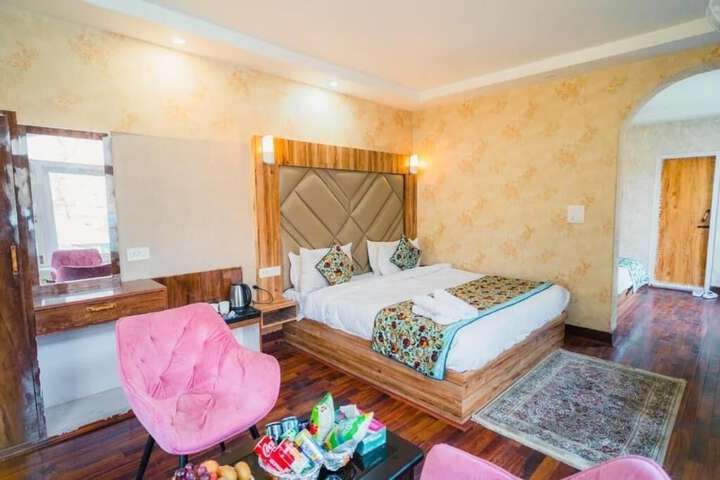 Room 4 of 16