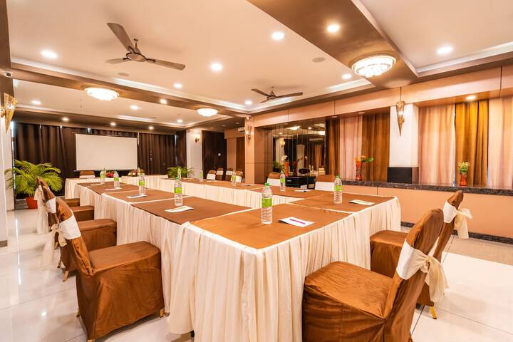 Ballroom/Hall 13 of 17