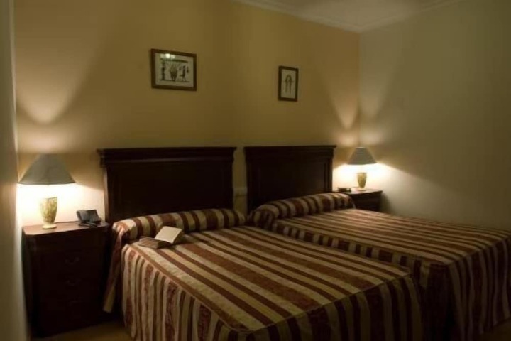 Room 10 of 33