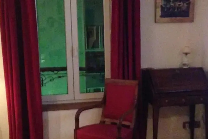 Room 4 of 8